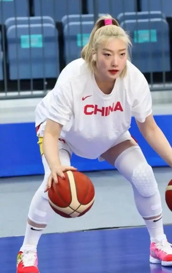 女篮最新动态,中国女篮训练照曝光,李梦加盟江苏待宫鲁鸣确认的简单介绍
