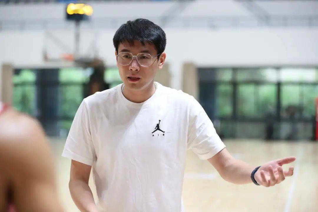 包含CUBAL的布鲁克斯教练！周鲁男暂停喊话球员：就算输也要抬起头的词条