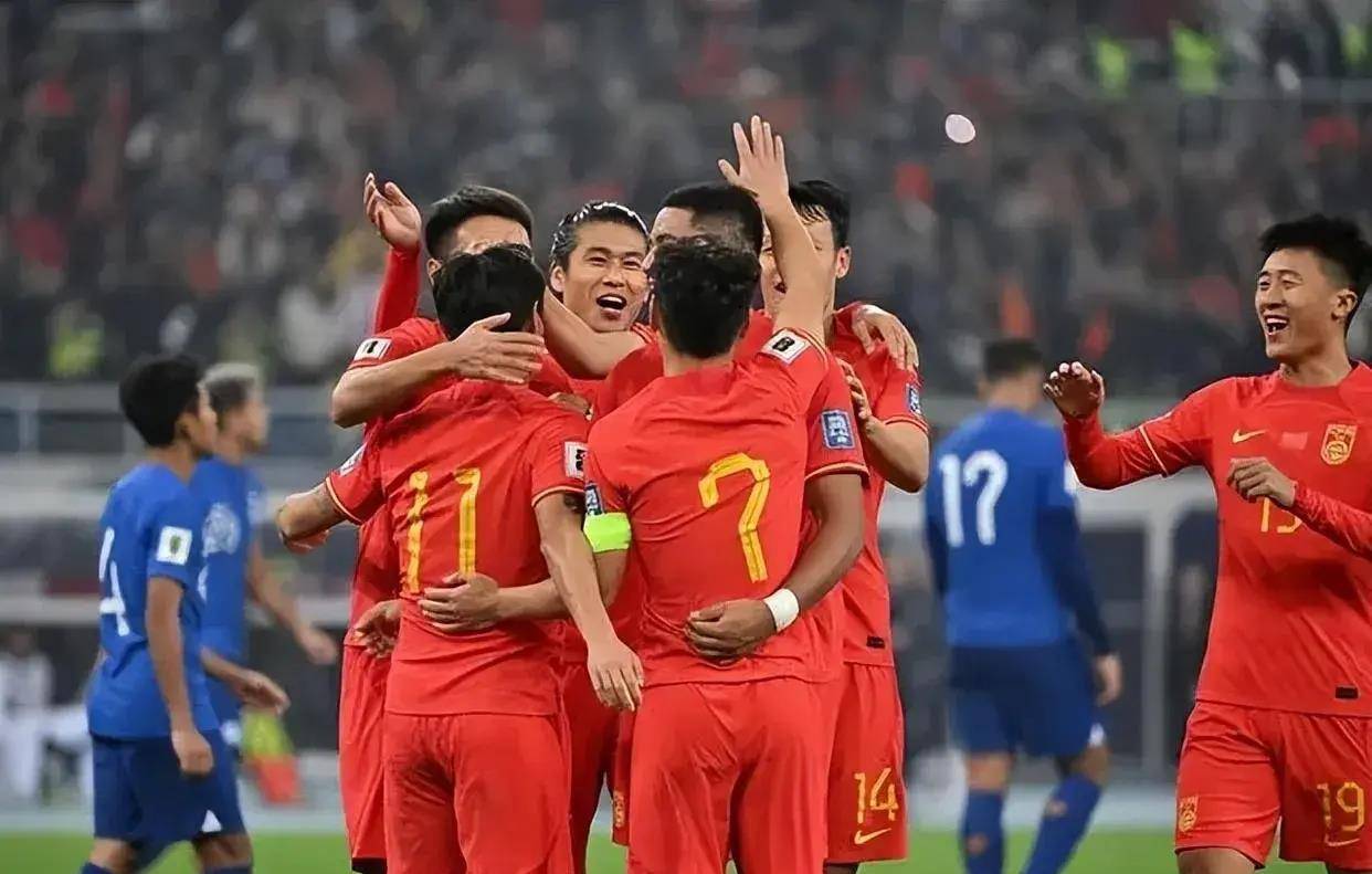 国内足球赛场上上演激烈对决