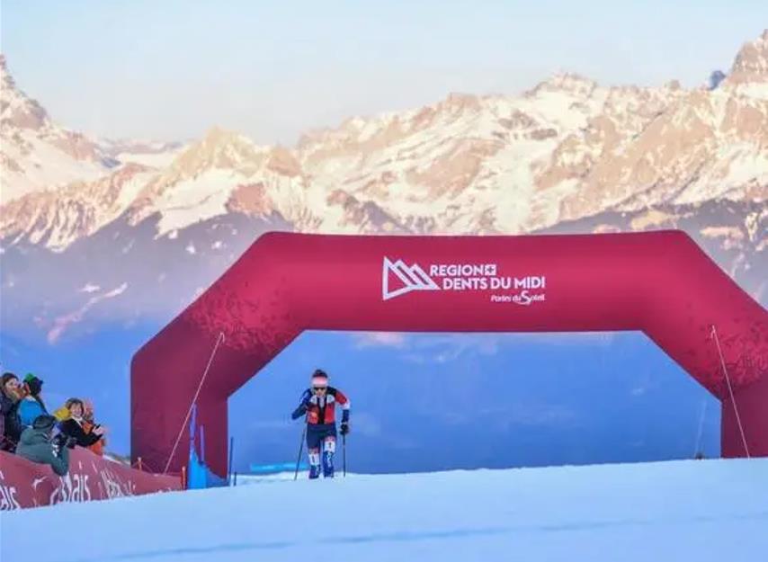 关于化险为夷：登山比赛中选手筑起生命之架的信息